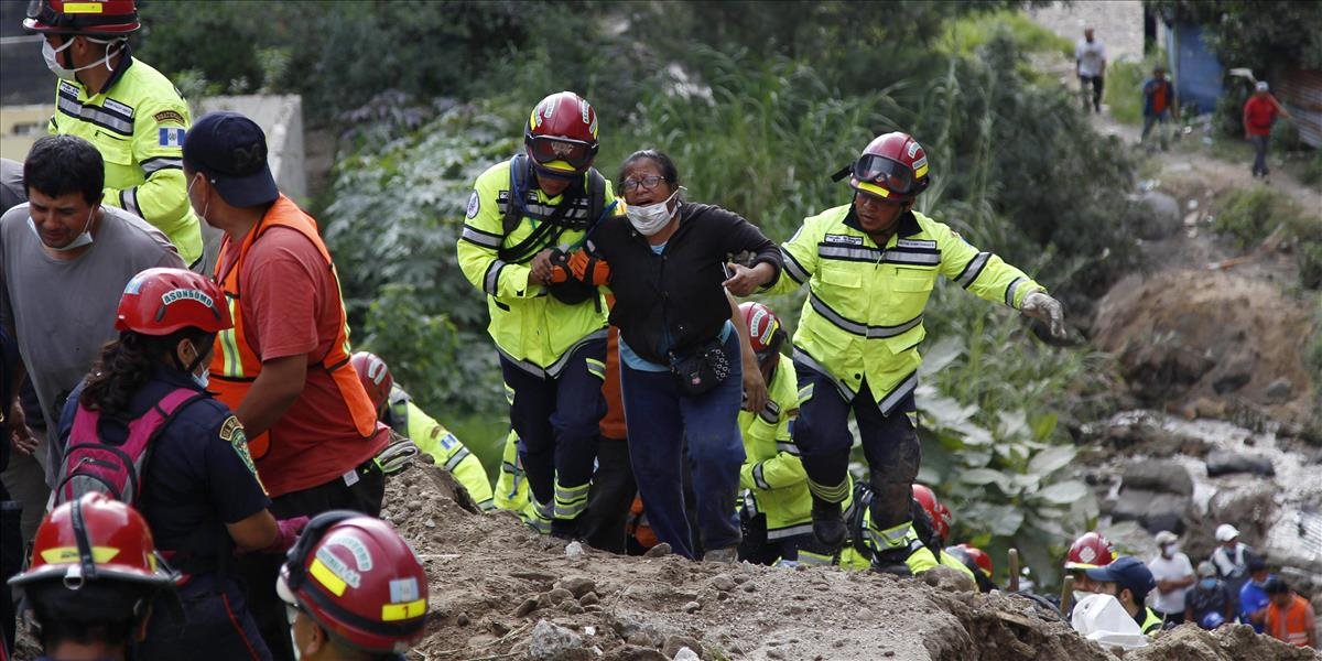 Počet obetí zosuvov pôdy v Guatemale stúpol na 59, nezvestných sú stovky
