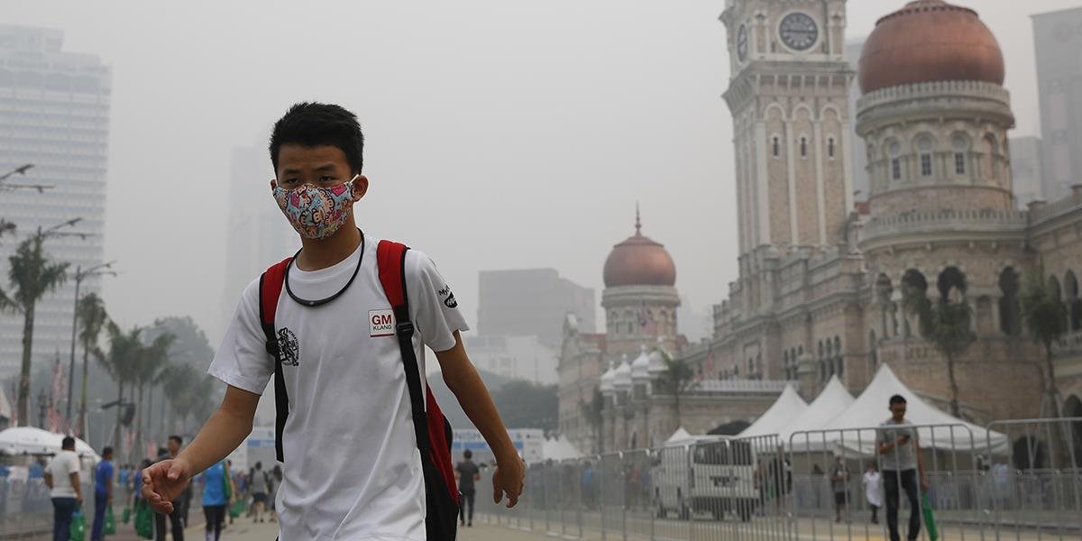 Malajzia zavrela na dva dni školy kvôli smogu z Indonézie