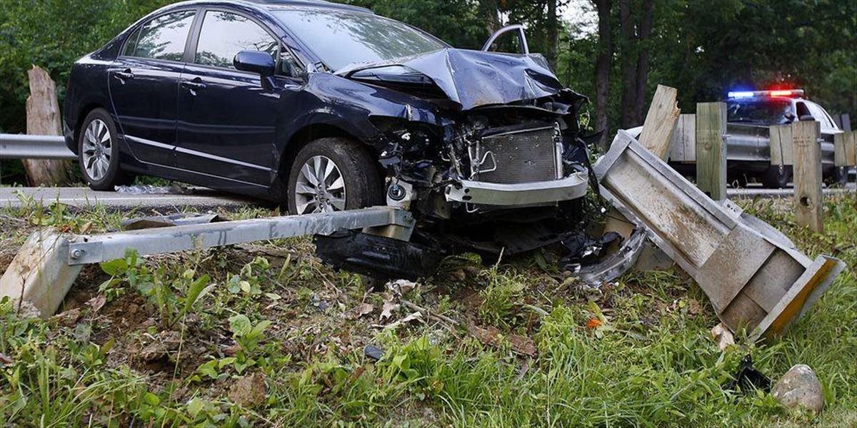 Tragická nehoda na R1: Vodič Audi pri náraze do zvodidiel vypadol z auta, zomrel na mieste