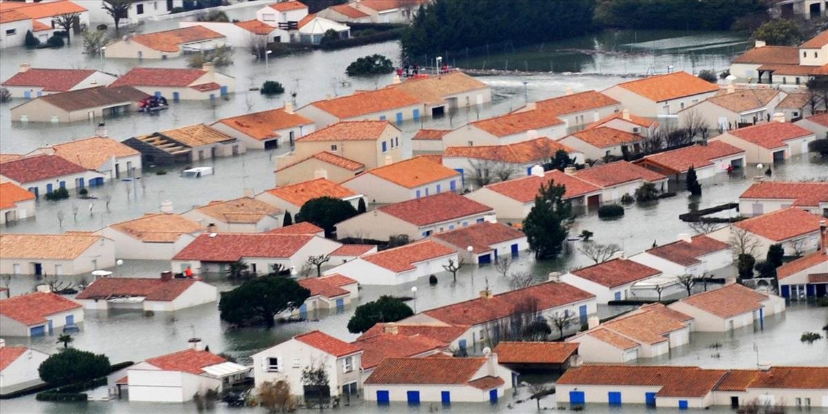 Delikventi na Azúrom pobreží rabovali domy postihnuté záplavami, zatkli deväť podozrivých