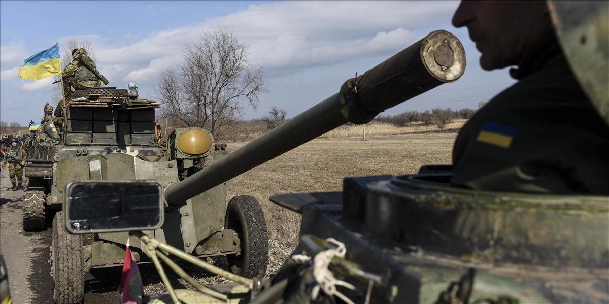 Na Ukrajine zabíjali míny, v Luhanskej oblasti sa začal odsun ľahkej bojovej techniky