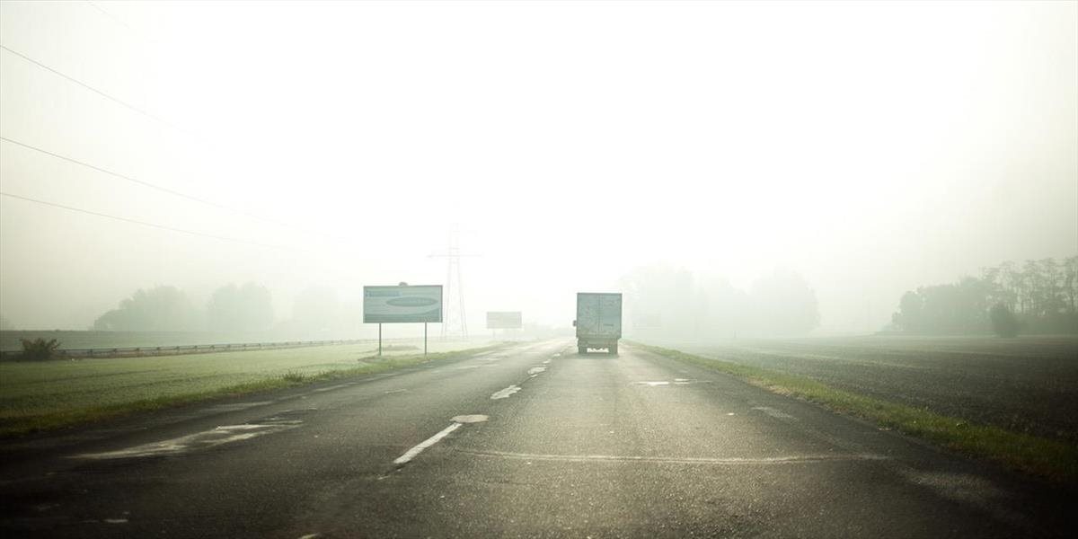 SHMÚ: Vodiči na cestách by do obeda mali počítať s hmlou