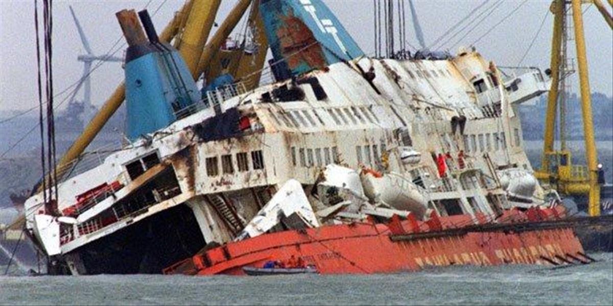 Pri belgickom pobreží sa zrazila nákladná loď s tankerom, posádku sa podarilo zachrániť