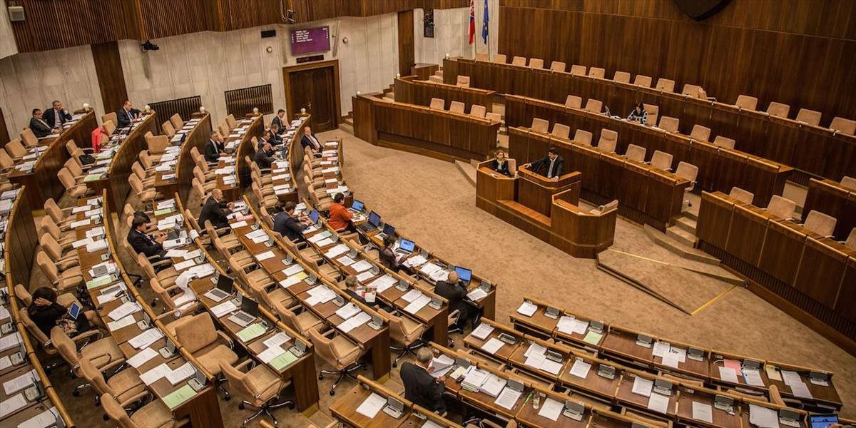 Prieskum: Do parlamentu by sa dostalo päť politických strán