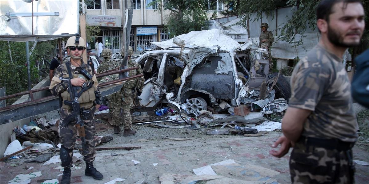 Štyria samovražední atentátnici zaútočili na prádzne sídlo afganského exguvernéra