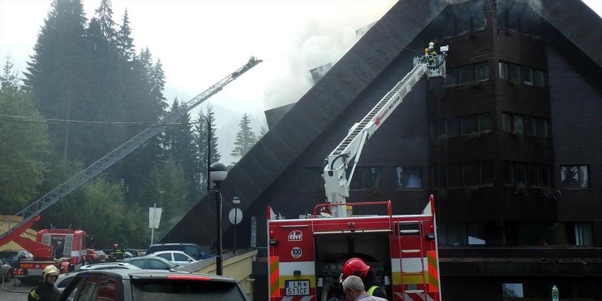 VIDEO Požiar hotela v Jasnej: Niektorí hostia vybehli iba v šlapkách, hasiči začali rozoberať konštrukcie