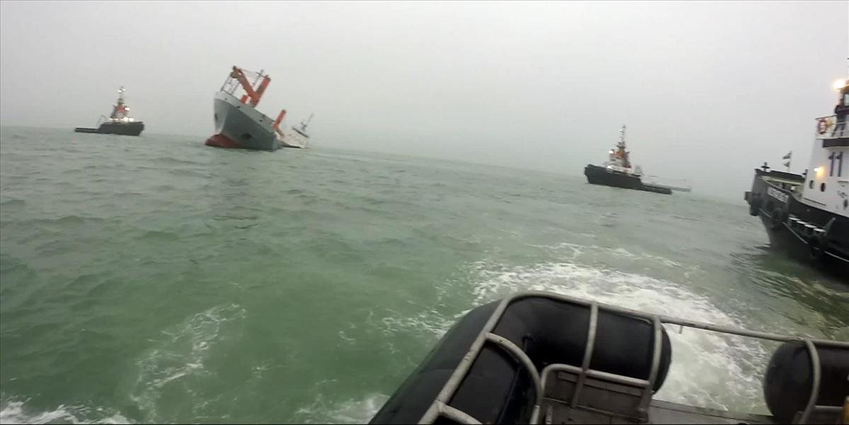 Po zrážke lodí pri pobreží Belgicka smerujú k Holandsku dve ropné škvrny