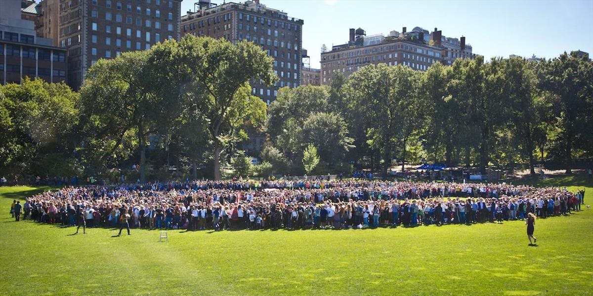 USA: Na pamiatku Johna Lennona vytvorili znak mieru zostavený z 2000 ľudí