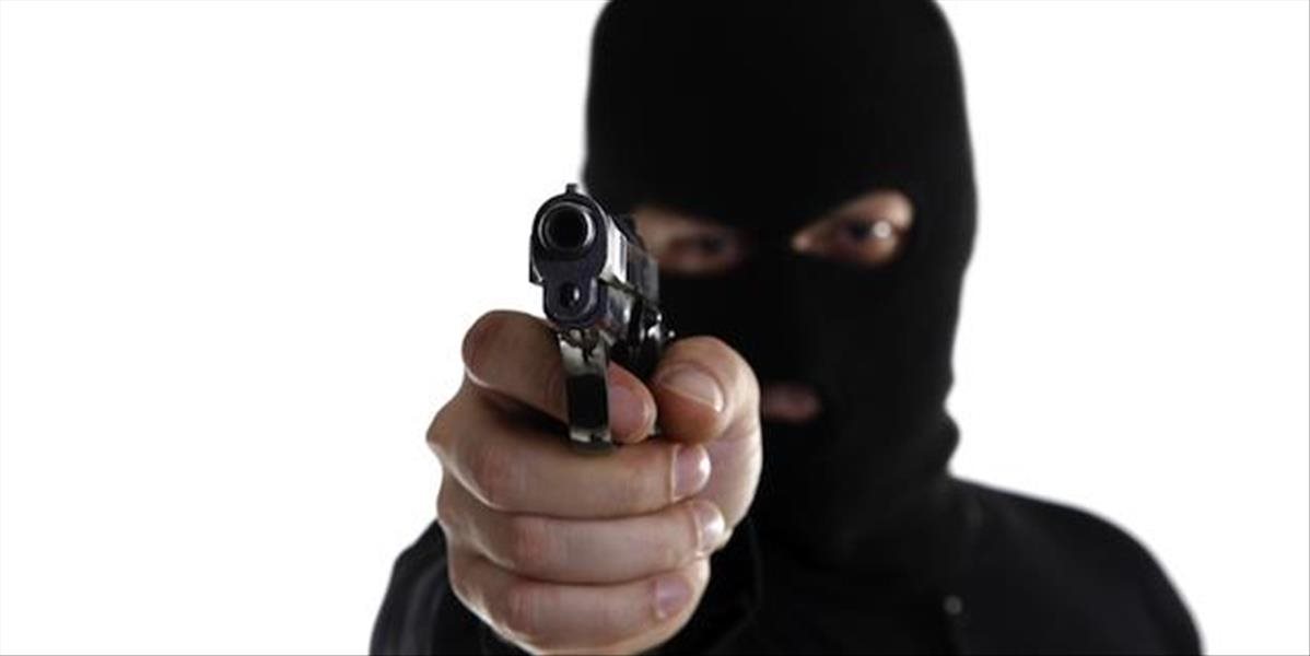 Maskovaným lúpežníkom z banky v Smoleniciach pribudli ďalšie obvinenia