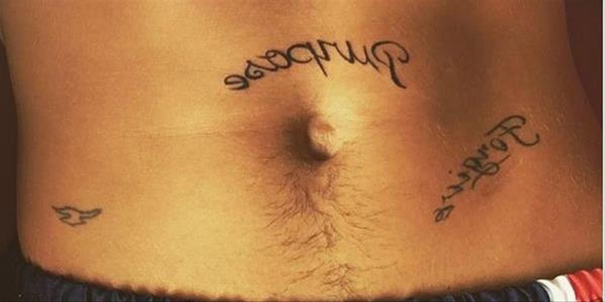 Justin Bieber sa pochválil novým tetovaním, odhalil bruško