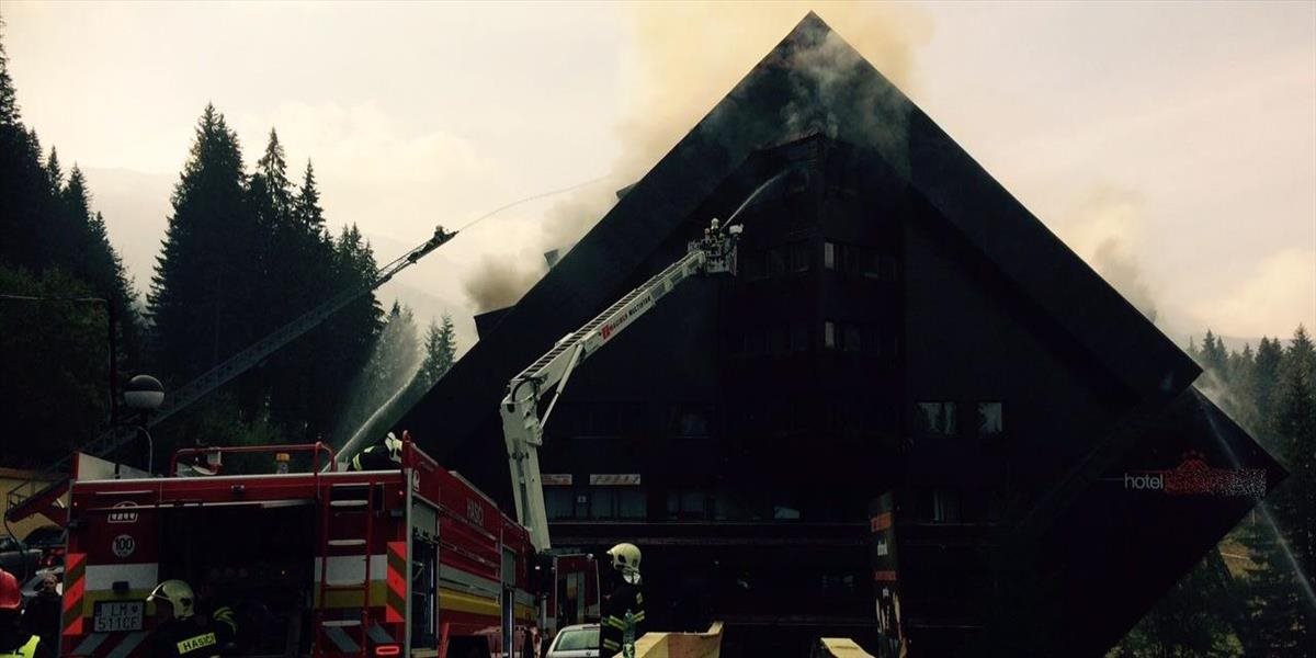 FOTO Hasiči vynášajú veci zo zhoreného hotela v Jasnej: Škody odhadli na štyri milióny