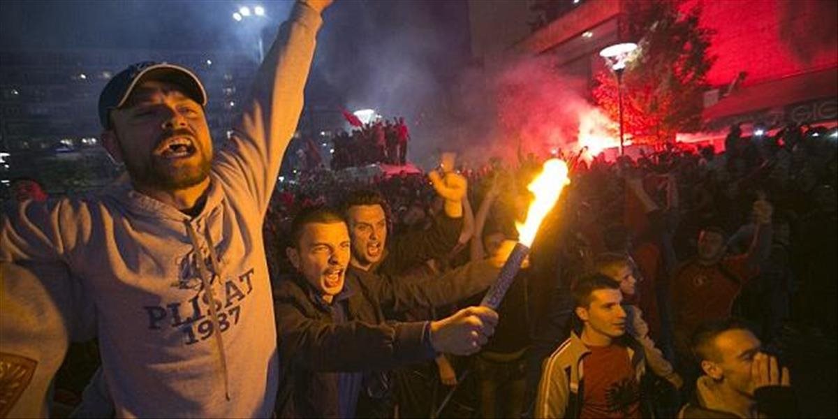 VIDEO Albánski fanúšikovia zaútočili na autobus srbských hráčov, kameňmi vybili okná