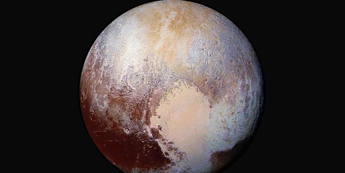 Pluto má modrú oblohu