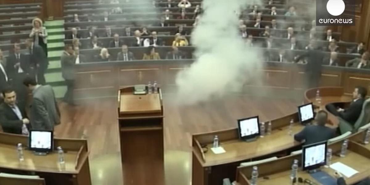 VIDEO Opozícia v Kosove vypustila na poslancov v parlamente slzotvorný plyn