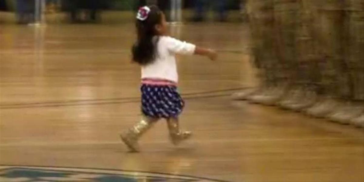 Milé VIDEO: Dievčatko prerušilo vojenskú ceremóniu, aby objala otca