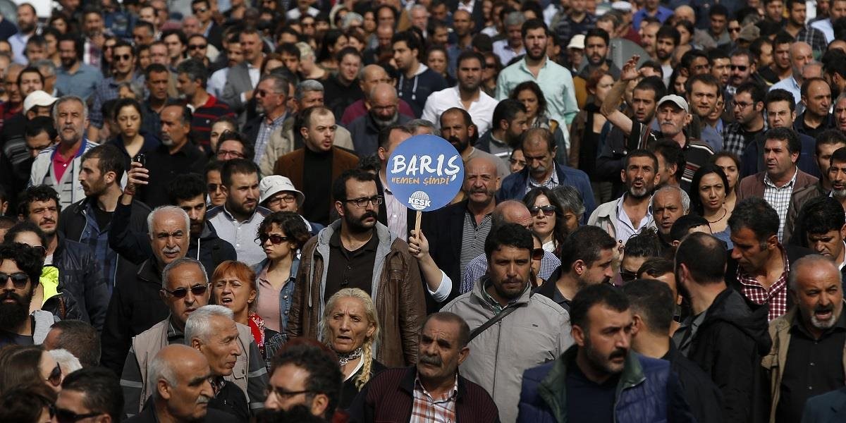 Tisíce ľudí sa po útokoch zišli v Ankare, skandovali protivládne heslá