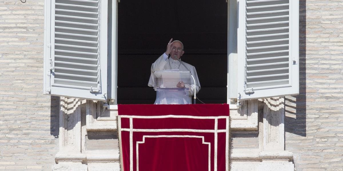 Pápež František viedol tichú modlitbu za obete útokov v Ankare