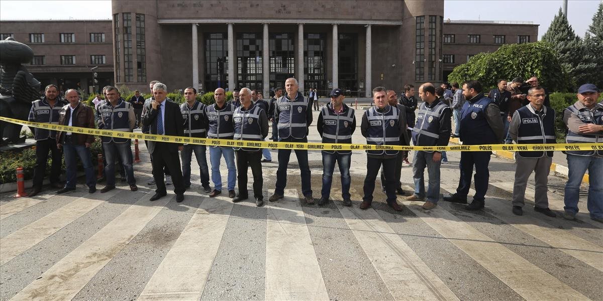 Ankara po krvavých útokoch prijala mimoriadne bezpečnostné opatrenia, zvažujú i zákaz zhromáždení