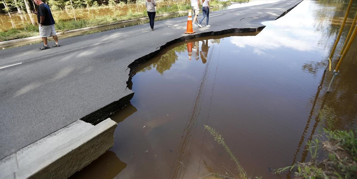 Povodne poškodili cesty v Albánsku a pripravili o život jedného motoristu