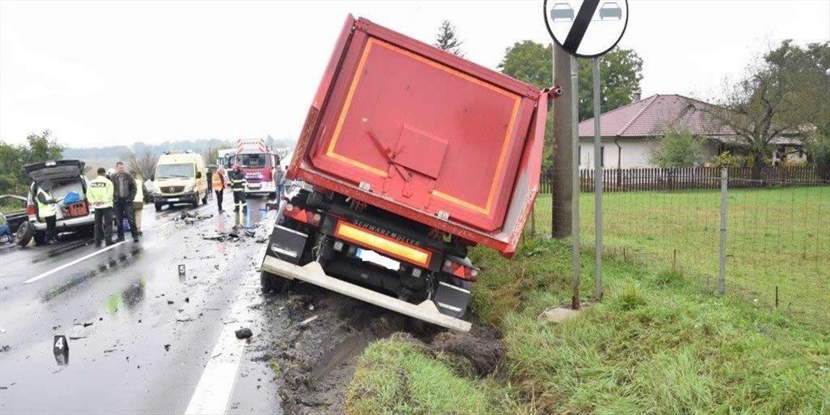 FOTO Zrážka osobného a nákladného auta v Pincinej: Zranili sa dvaja ľudia