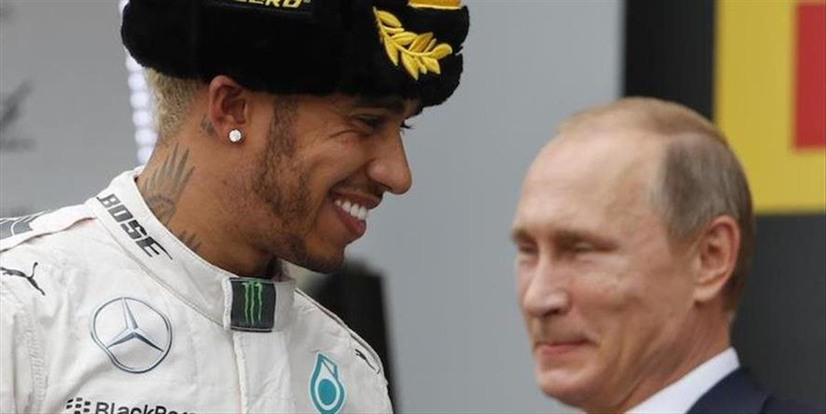 F1: Hamilton tvrdí, že Putina šampanským nepostriekal