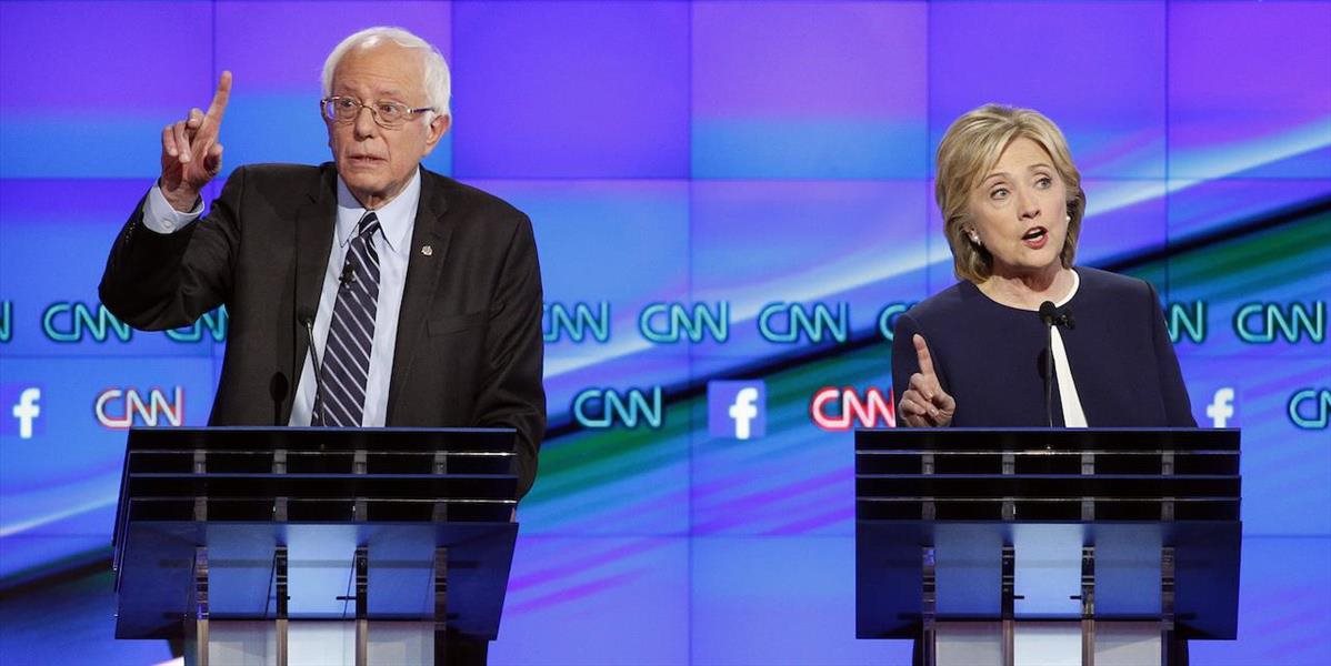Sanders v debate neočakávane podporil Clintonovú v kauze e-mailov