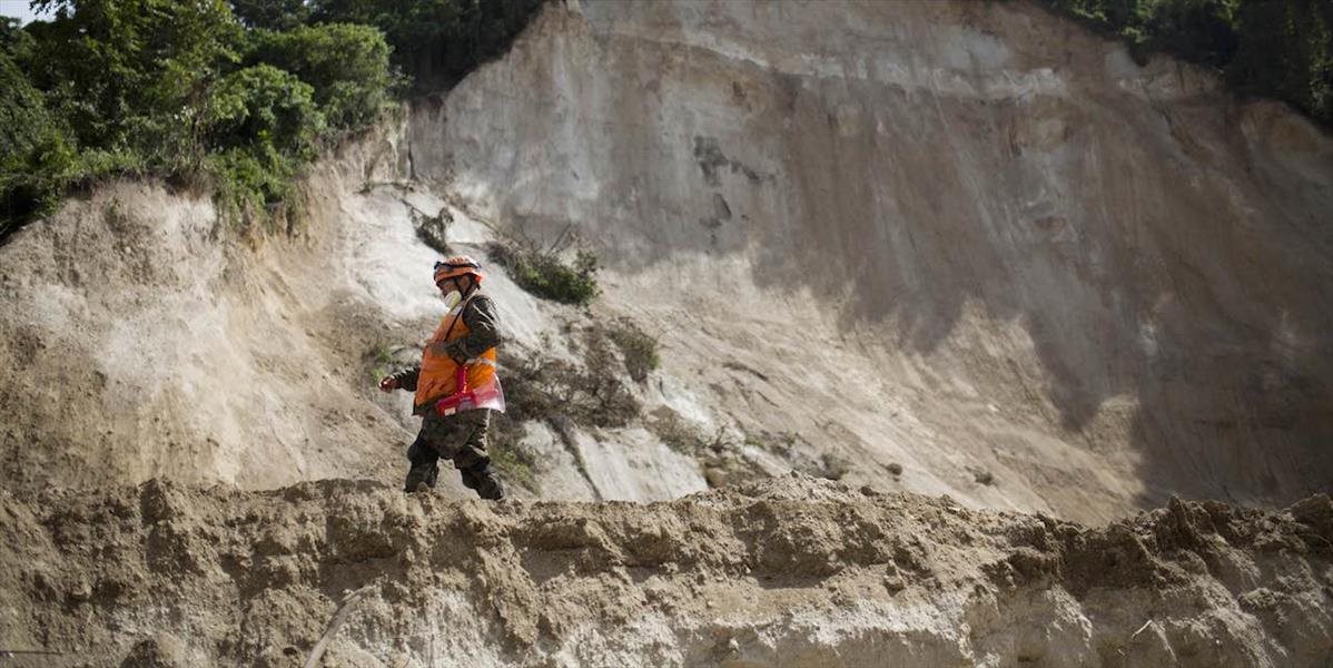 Guatemalskí záchranári prerušili pátranie po obetiach zosuvov pôdy