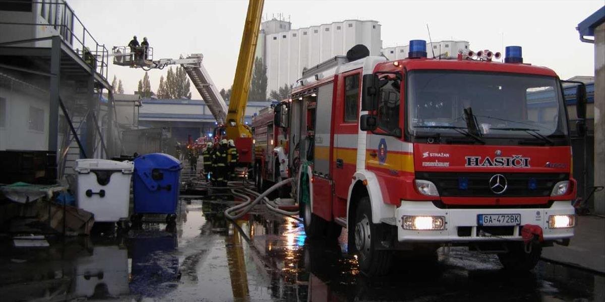 V Bratislave horí byt na Roľníckej ulici, na mieste zasahujú tri hasičské autá