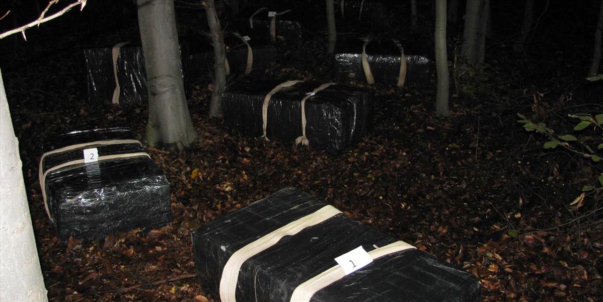 FOTO Slovenská polícia zadržala šiestich Ukrajincov, cez les pašovali 1400 kartónov cigariet
