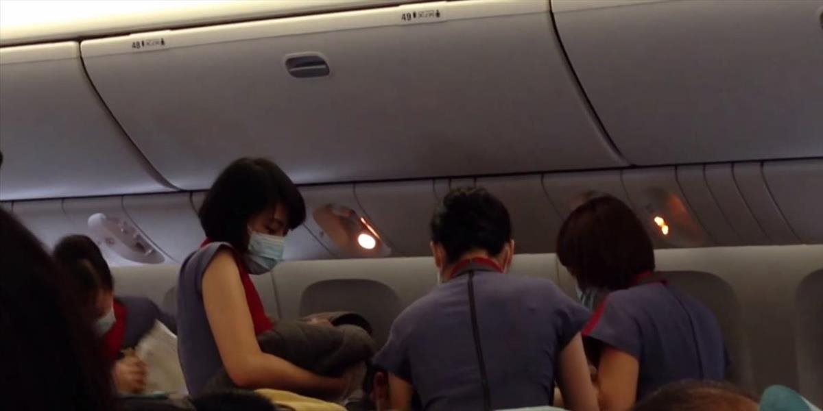VIDEO Úžasný moment: Žena porodila dieťa na palube lietadla