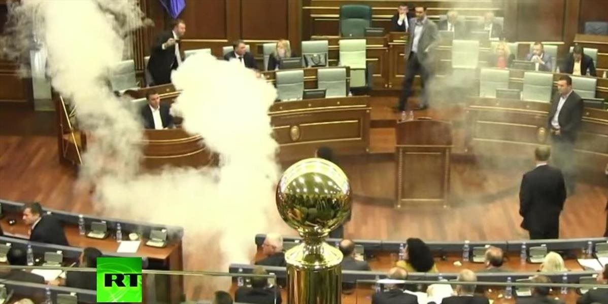 V kosovskom parlamente opäť protestovali proti dohode so Srbskom slzotvorným plynom