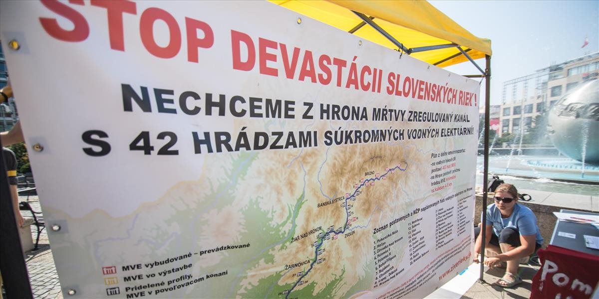 Aktivisti nepoľavujú v boji proti znečisteným riekam, ministerstvu odovzdalo petíciu