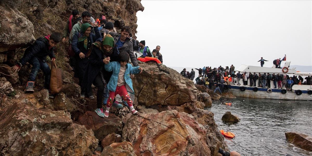 Grécke hliadky za 24 hodín doviezli k brehu 830 migrantov, ďalší sa doplavili sami