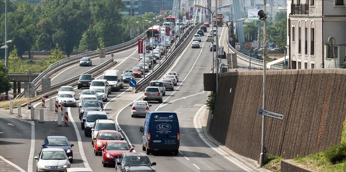 Dopravný chaos v Bratislave kvôli oprave ciest: Policajti radia využívať obchádzkové trasy