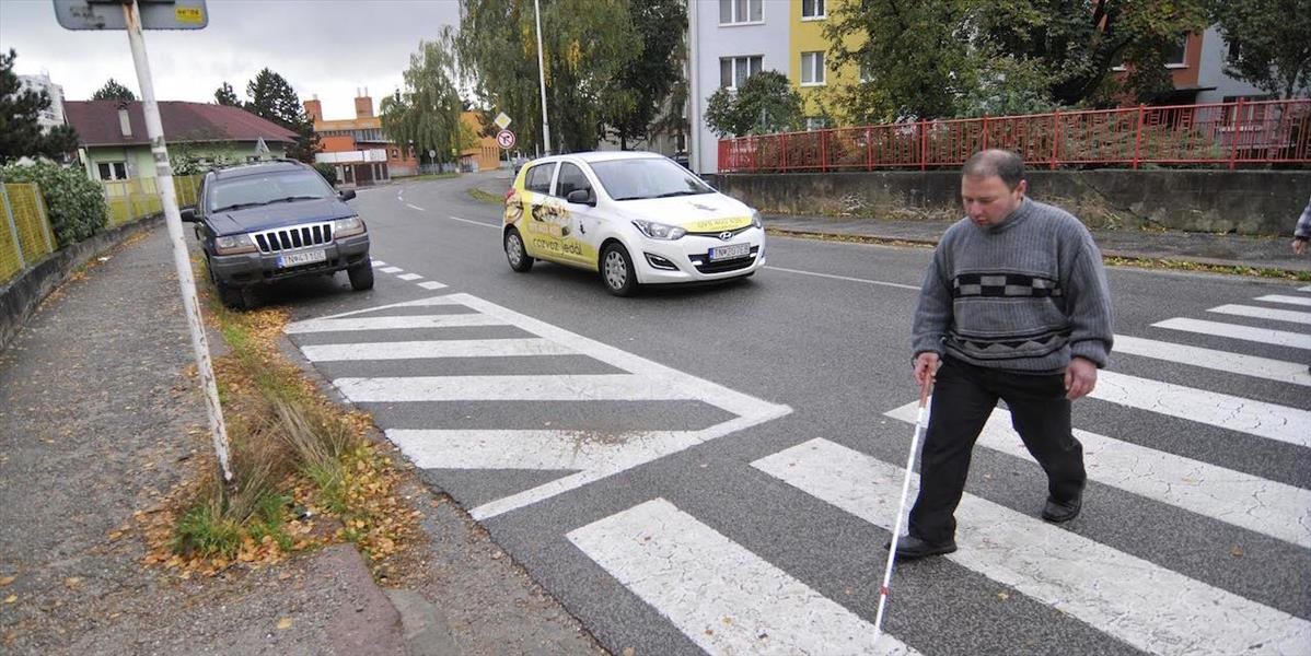 Nevidiacim chodcom s palicou nezastavilo 20,6 percenta vodičov