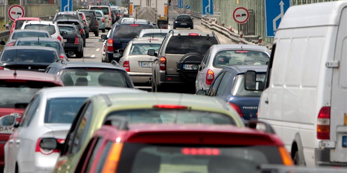 Zápchy v Bratislave pokračujú aj v piatok: MHD mešká päť až desať minút
