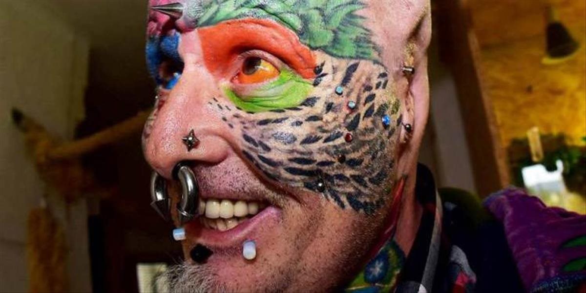 FOTO Len pre silné žalúdky: Muž chce vyzerať ako papagáj, nechal si odrezať uši