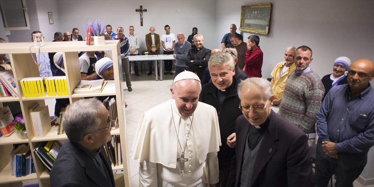 Pápež František si prišiel pozrieť nový útulok pre bezdomovcov