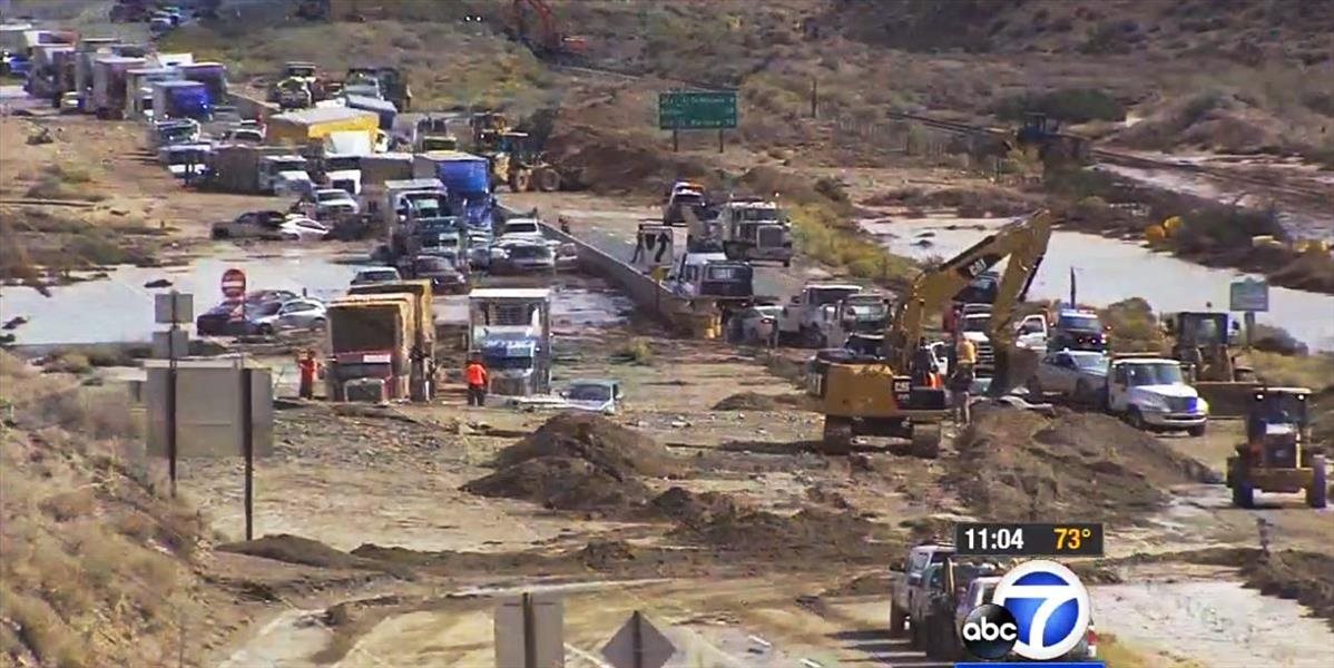 VIDEO Ako v horore: Zosuvy pôdy uväznili na kalifornskej diaľnici desiatky áut