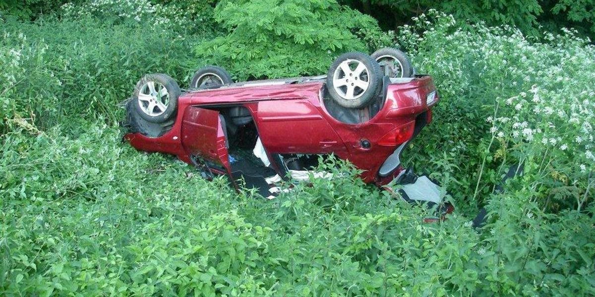 Tragická nehoda: Pri zrážke osobného auta s kamiónom zahynuli traja ľudia
