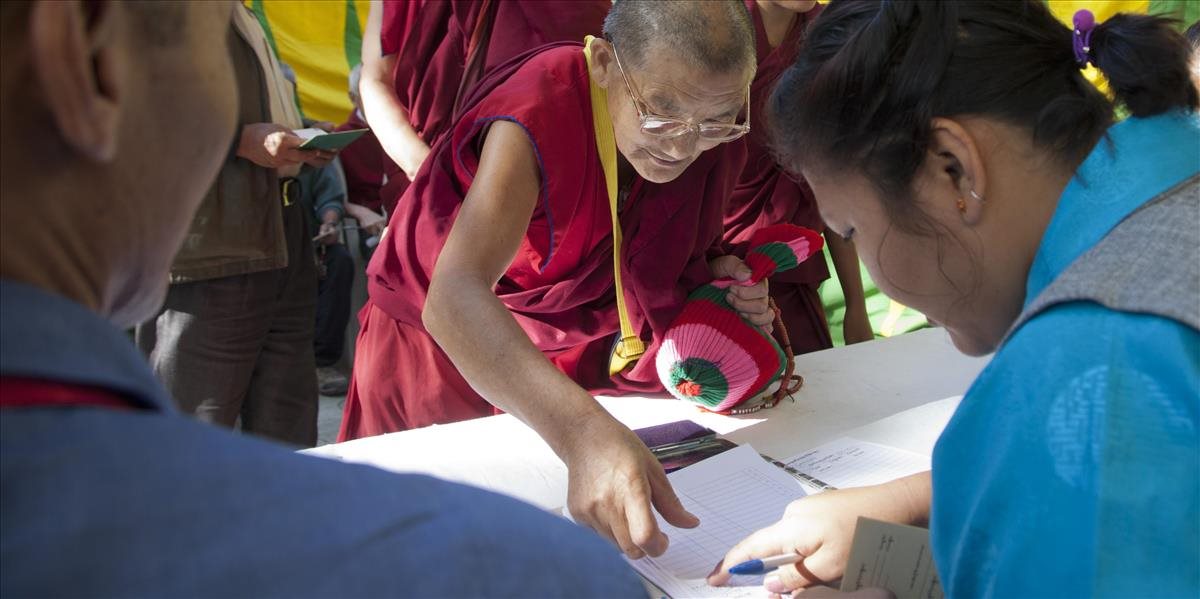Tibeťania v exile vyberajú kandidátov na poslancov a diskutujú o osude Tibetu