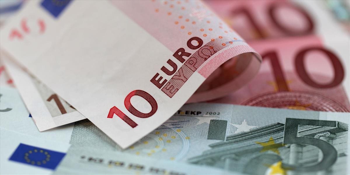 Euro oslabilo voči doláru na desaťdňové minimum, predbehla ho aj libra