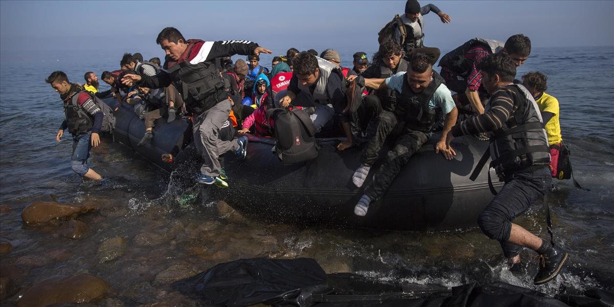Prílev migrantov na grécke ostrovy neustáva, v tlačenici na člny medzi mini vznikajú konflikty