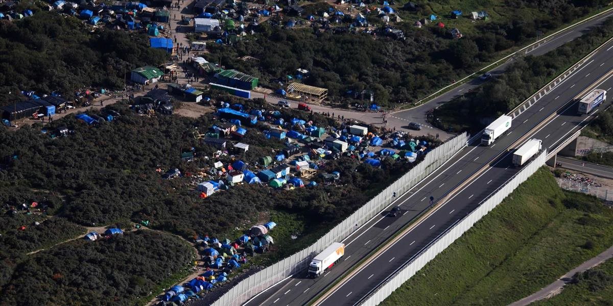Stovky migrantov opäť blokovali trať pred eurotunelom v Calais