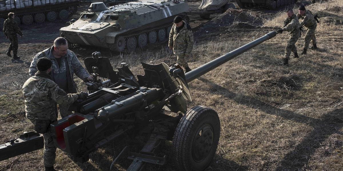 Situácia na Ukrajine sa upokojila, armáda spúšťa druhú fázu odsunu zbraní