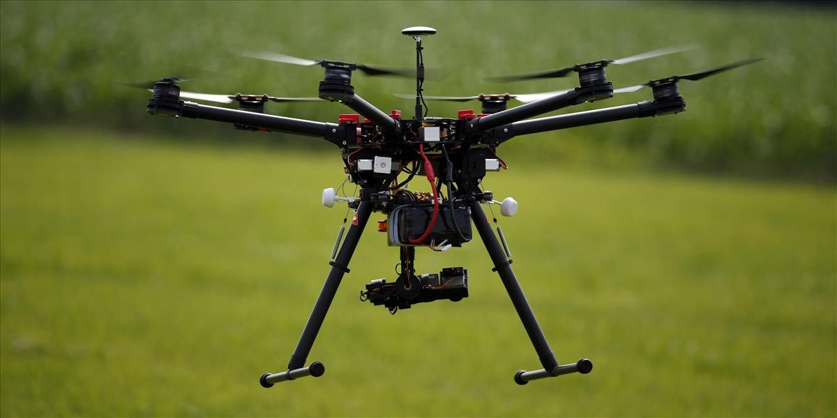 Lietadlá ohrozujú lietajúce objekty, americký úrad zavedie povinnú registráciu dronov