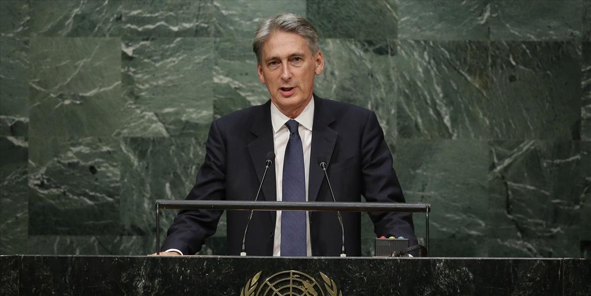 Británia je otvorená diskusií, podľa Hammonda však musí Asad v určitom momente odísť