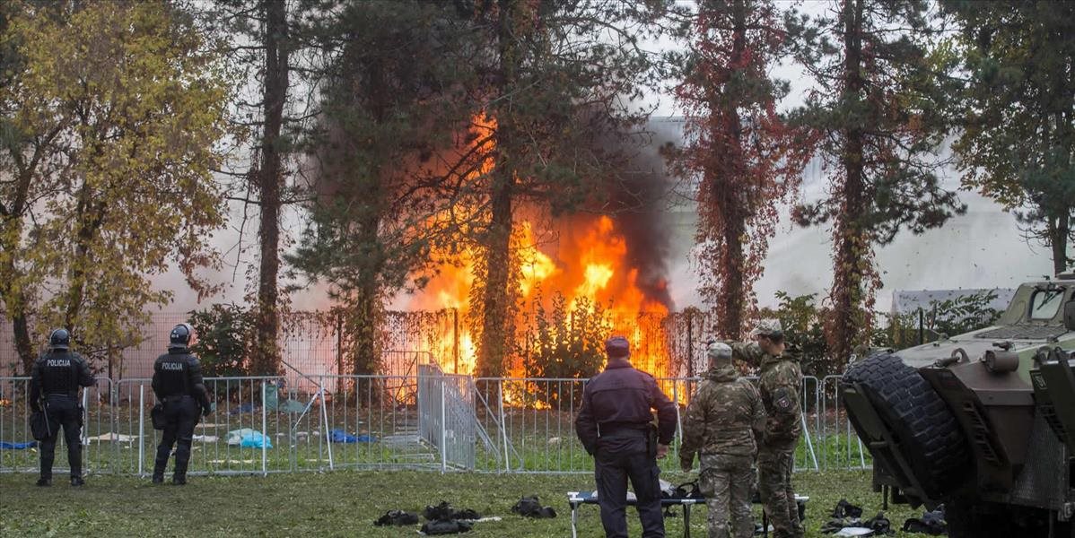 VIDEO Utečenci, zablokovaní v slovinskom tábore, podpálili stany, chcú ísť na Západ