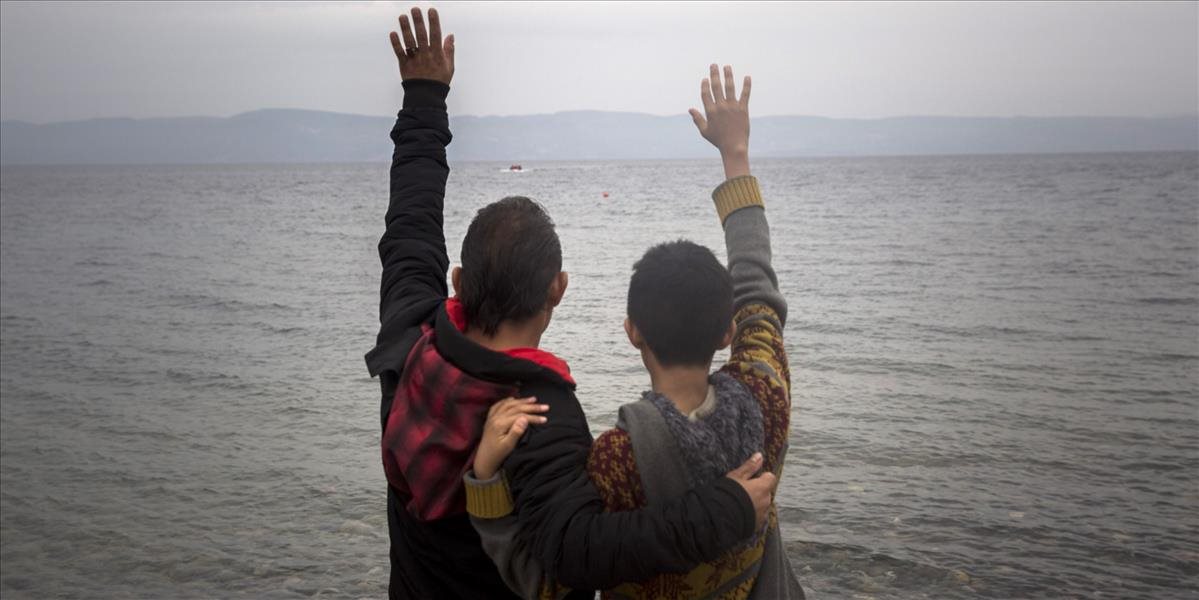 Severne od gréckeho ostrova Samos sa prevrátila loď s utečencami