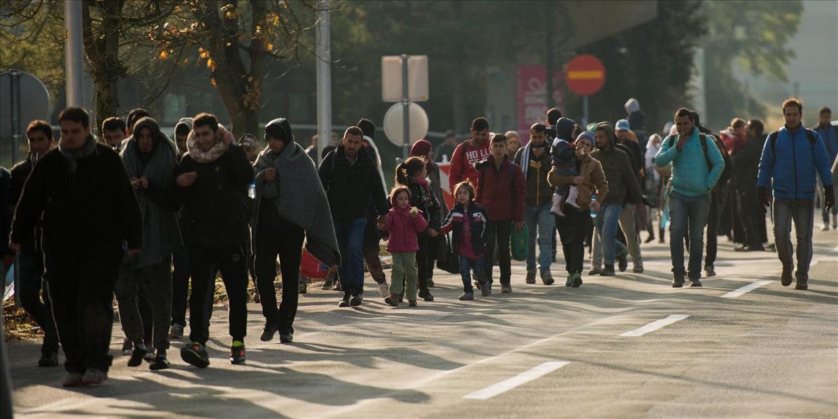Okolo 1500 migrantov sa z hranice so Slovinskom vydalo pešky do Grazu